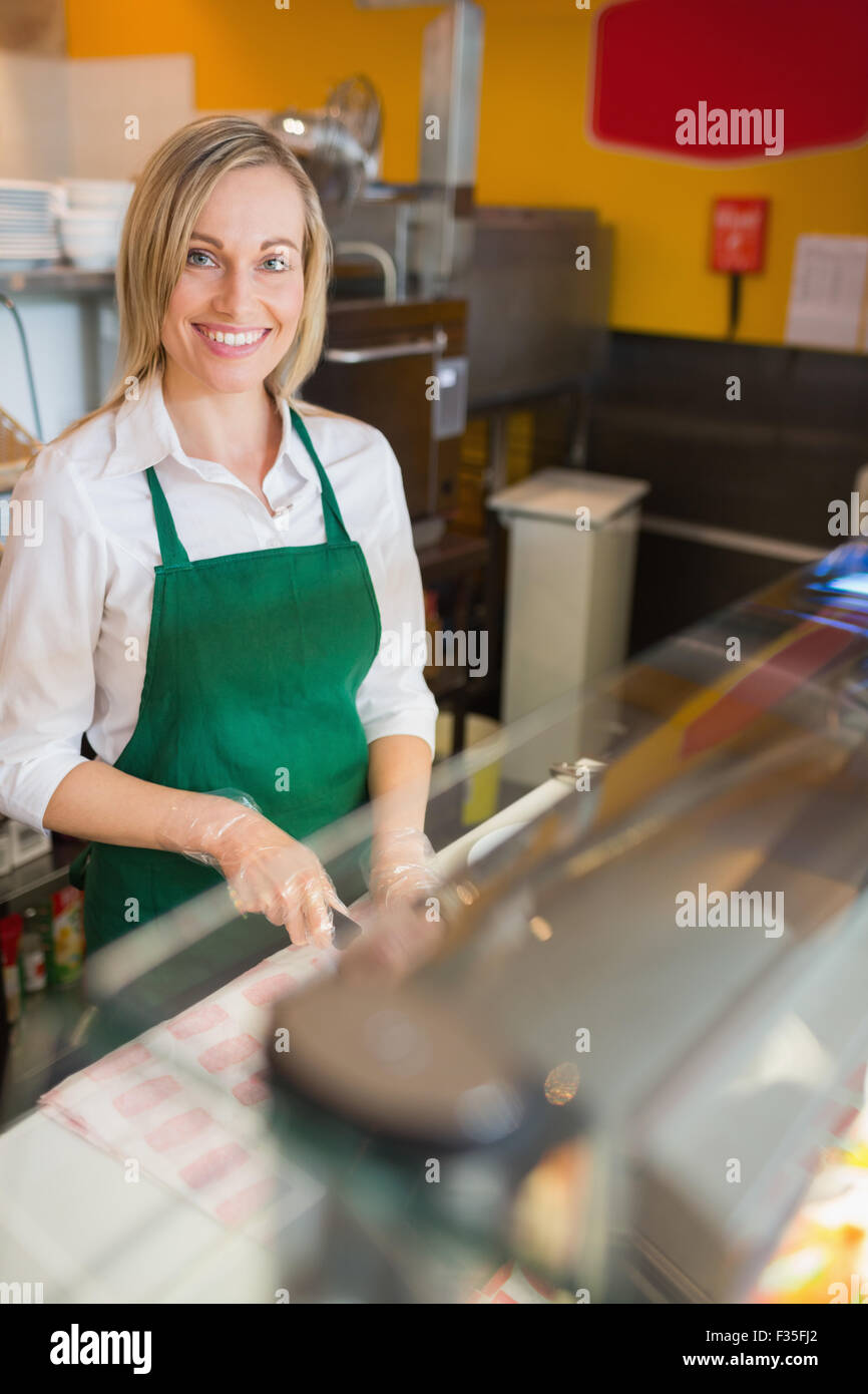 Arbeitnehmerin, die Arbeiten am Schalter Stockfoto