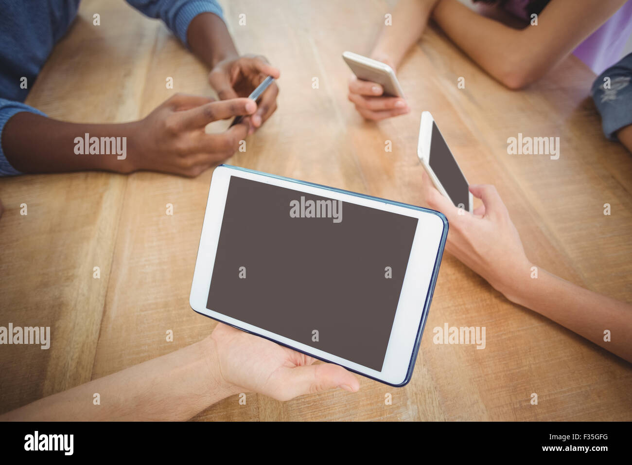 Vogelperspektive Blick auf Menschen mit Smartphones und Tablet-digital Stockfoto