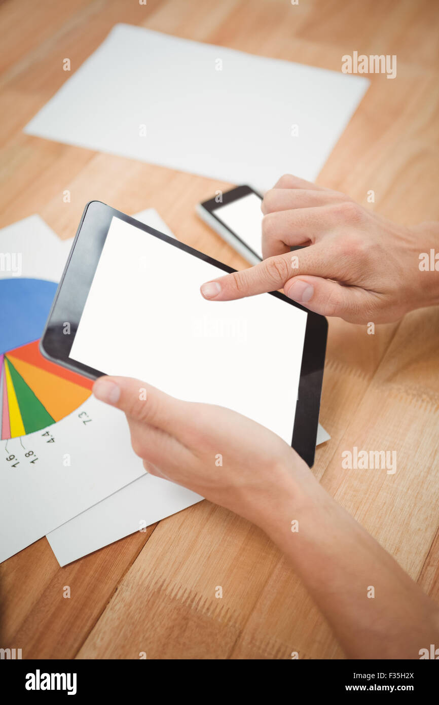 Mann mit digital-Tablette während der Arbeiten am Schreibtisch im Büro Stockfoto