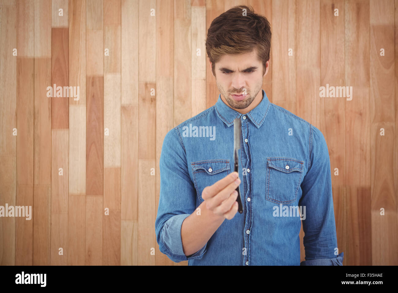 Hipster straight-Edge Razor holding konzentriert Stockfoto