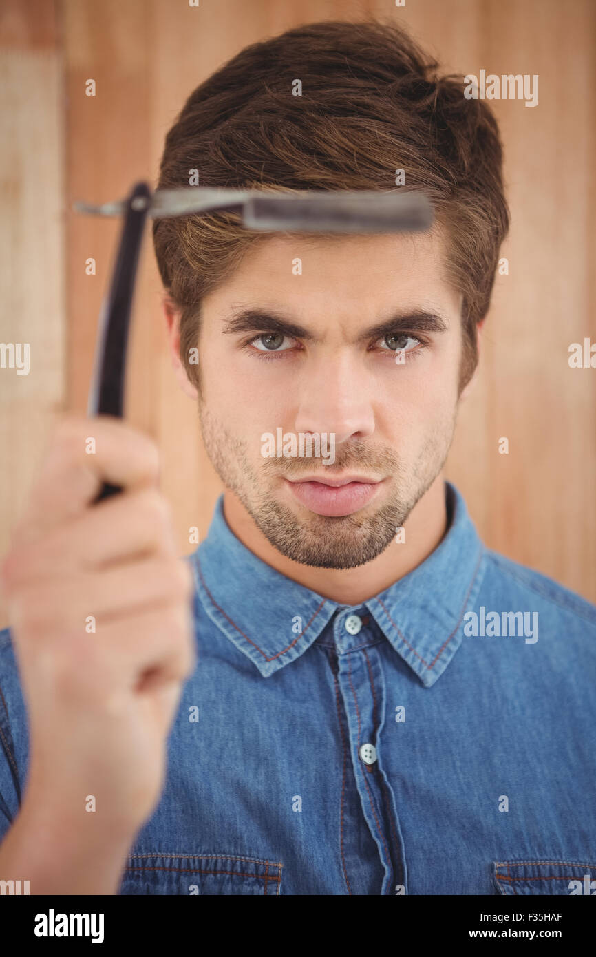 Porträt von Hipster straight-Edge Razor holding Stockfoto