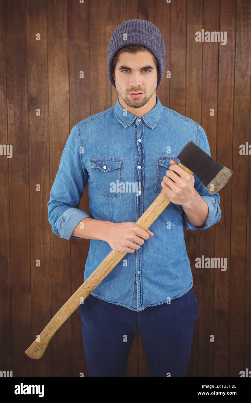 Ernsthafte Hipster gestrickter Hut mit Axt Stockfoto