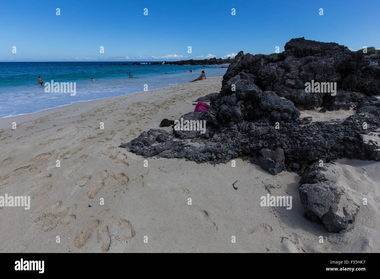 Maniniowali Strand Volksmund Kua Bay ist eines der saubersten öffentlichen Strände der Welt.  Es ist berühmt für seine klaren, blauen Stockfoto