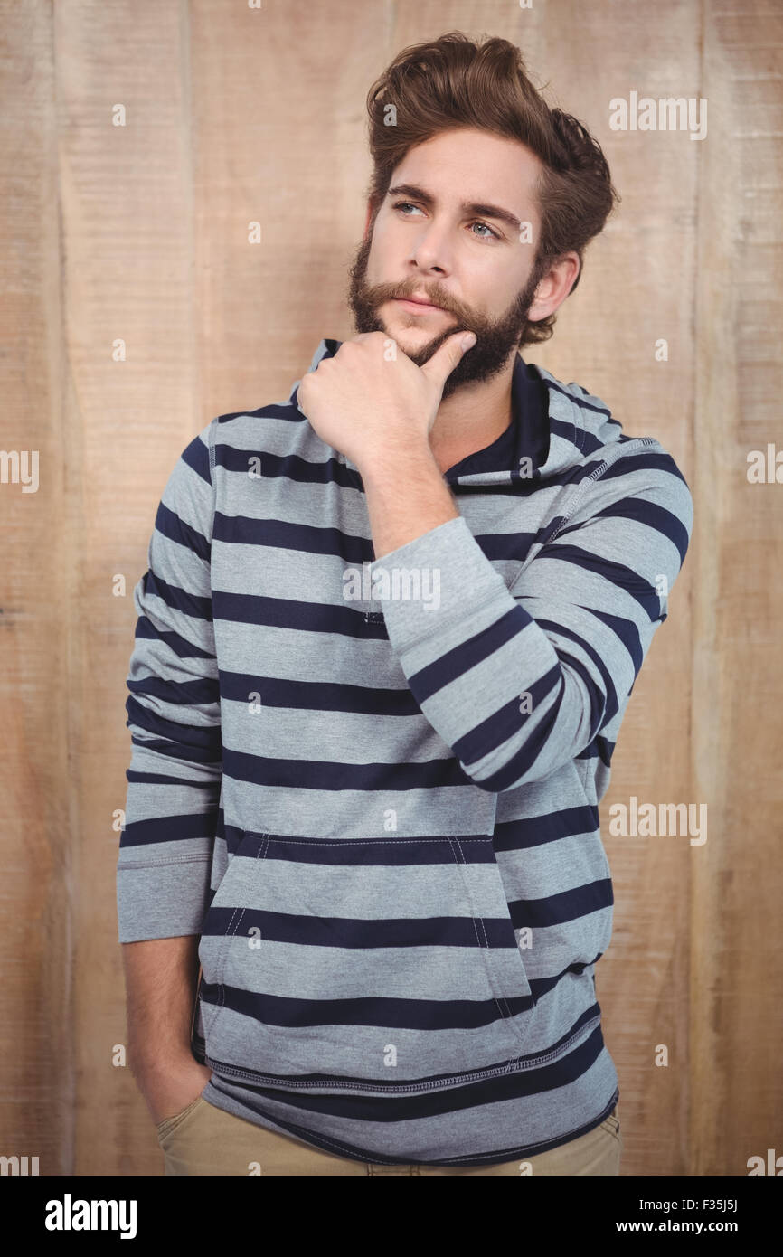 Nachdenklich Hipster mit Hand am Kinn Stockfoto