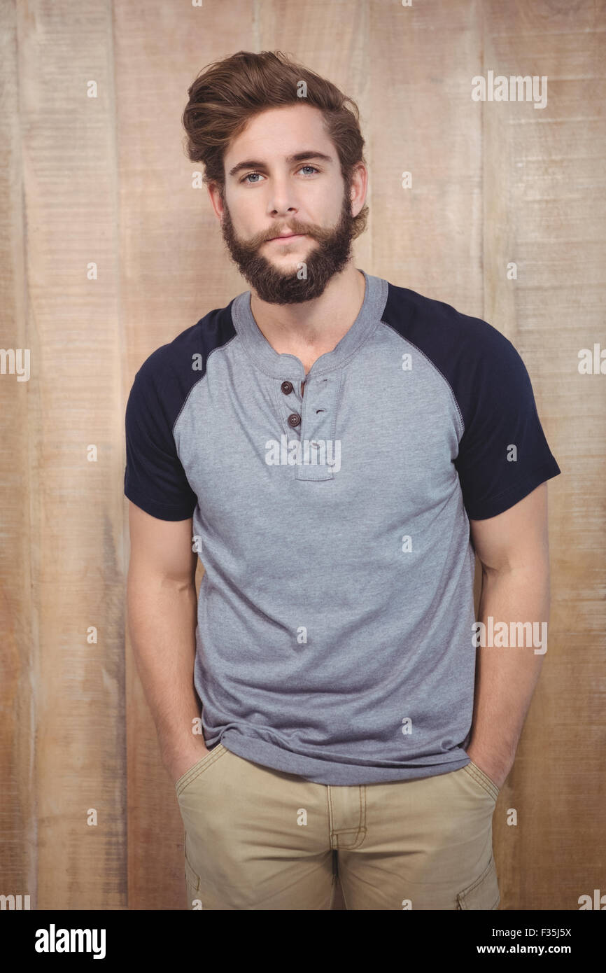 Zuversichtlich Hipster mit Händen in den Taschen Stockfoto