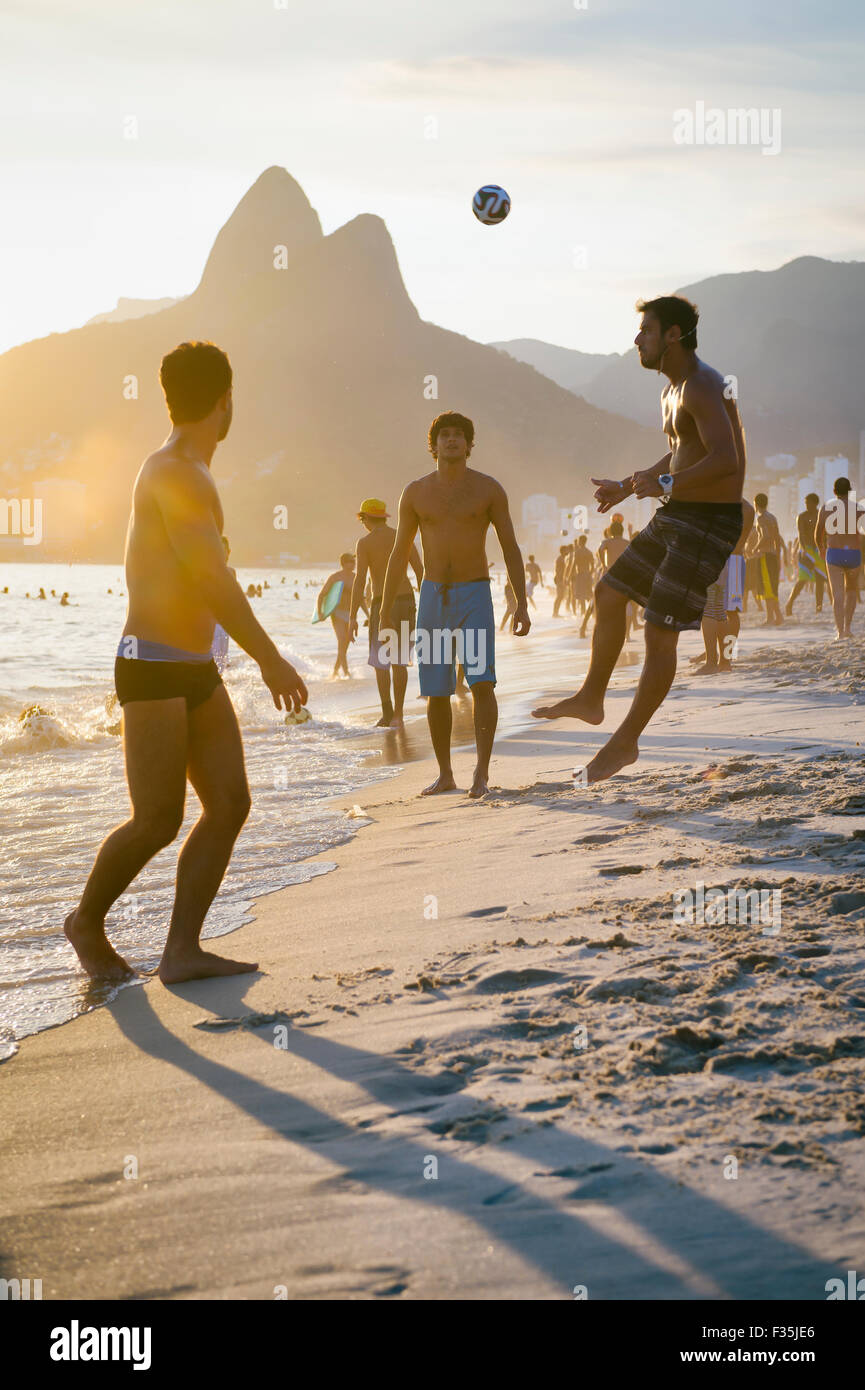 RIO DE JANEIRO, Brasilien - 18. Januar 2014: Junge Brasilianer spielen keepy uppy Strandfußball oder Altinho, am Strand von Ipanema. Stockfoto