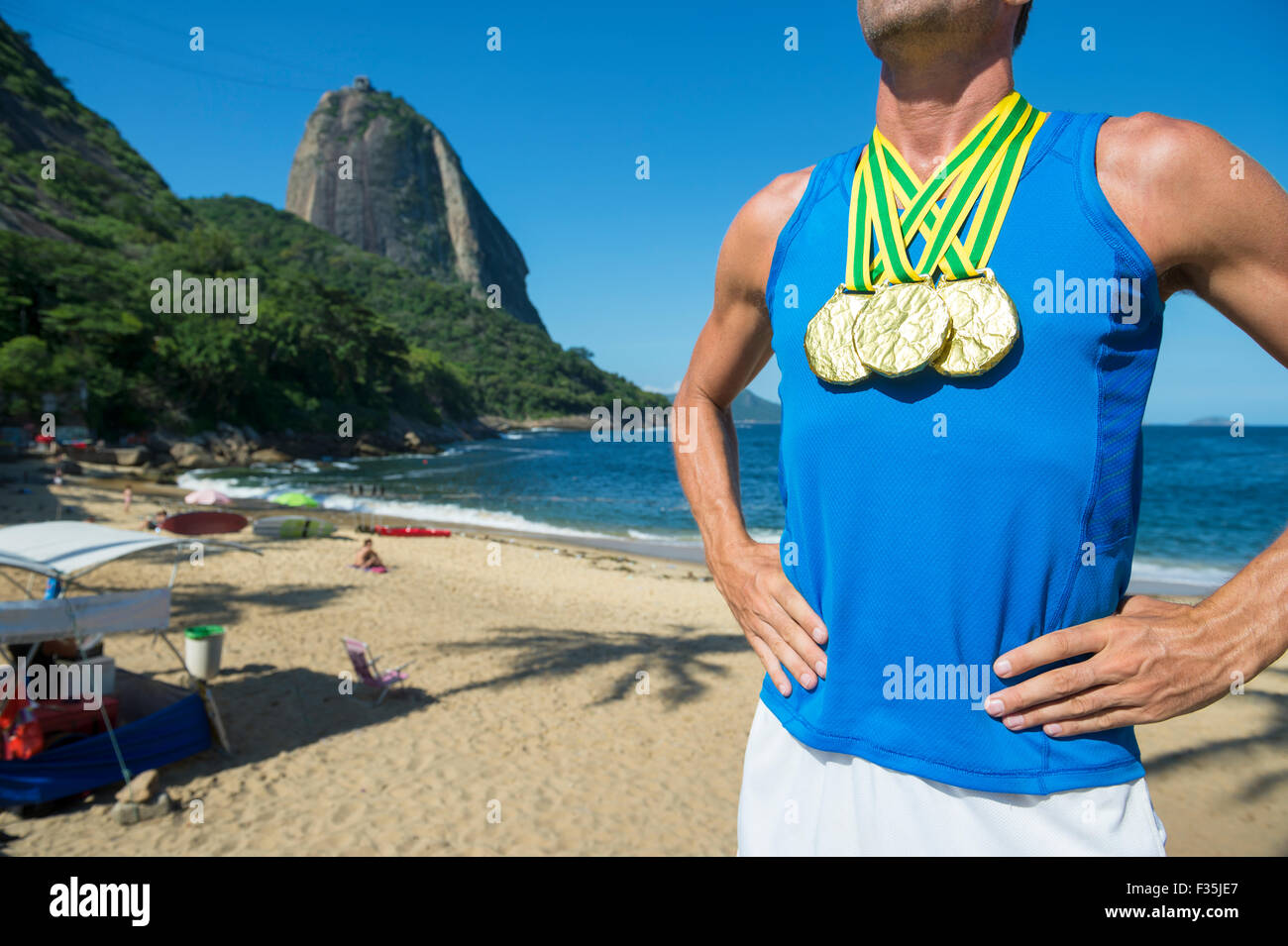 Goldmedaille Athlet vor Zuckerhut am Red Beach in Urca, Rio De Janeiro, Brasilien Stockfoto