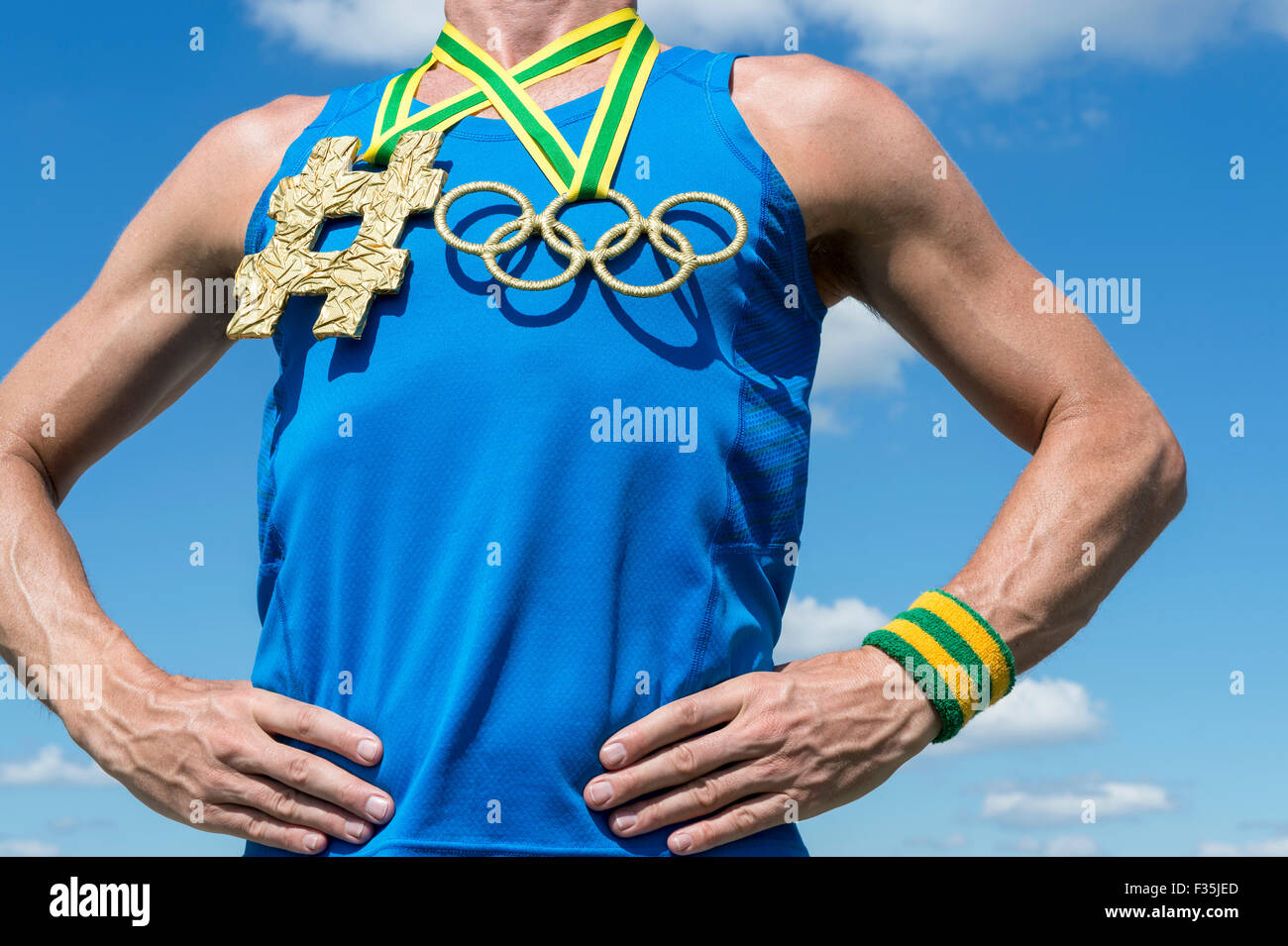 RIO DE JANEIRO, Brasilien - 4. Februar 2015: Olympische Ringe gold Medaille hängt neben Hashtag aus Brasilien Farbbänder an Sportler. Stockfoto