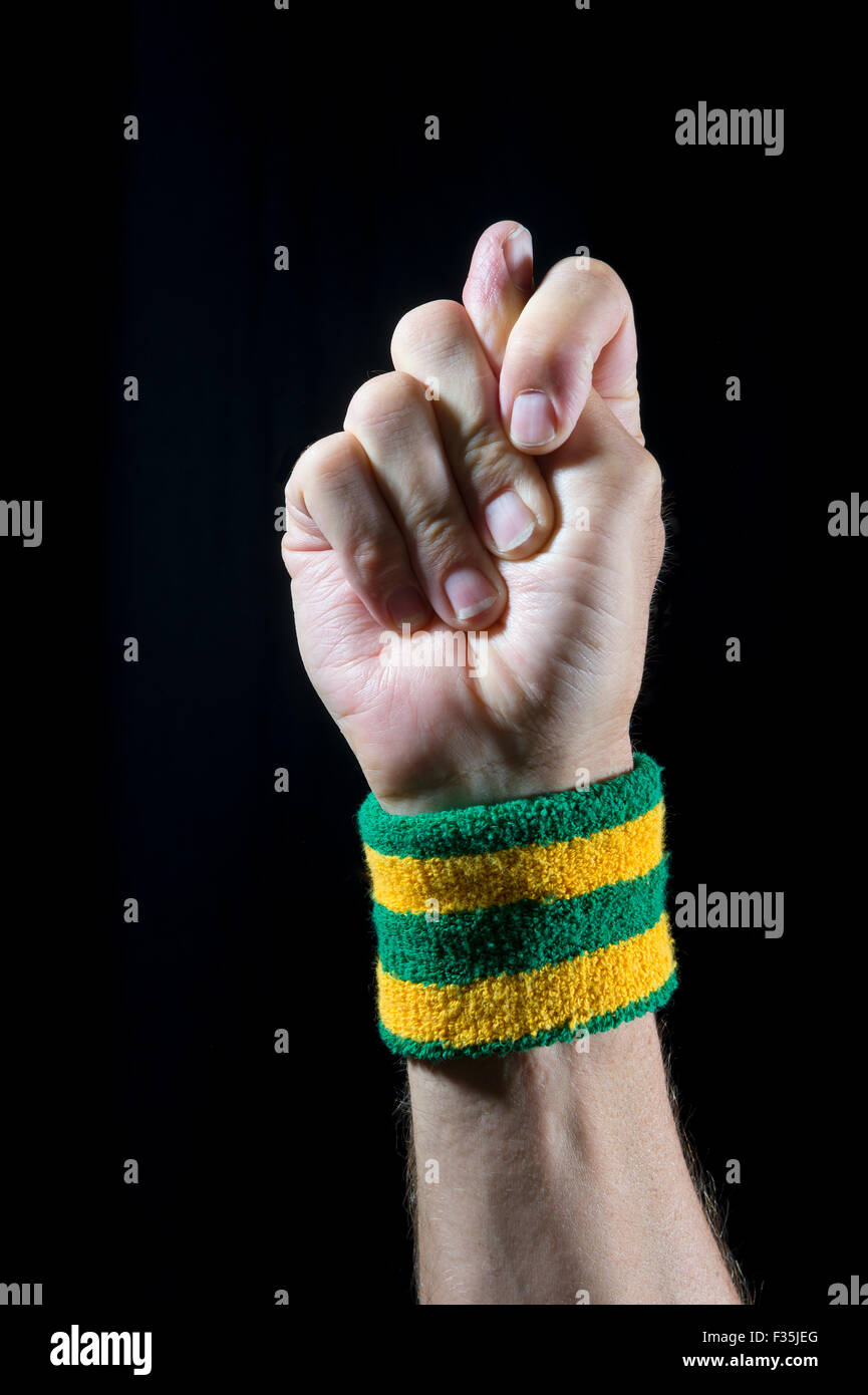 Brasilianische Glück Handzeichen bekannt als die Figa mit dem Daumen zwischen den Fingern einer Faust stossen Stockfoto
