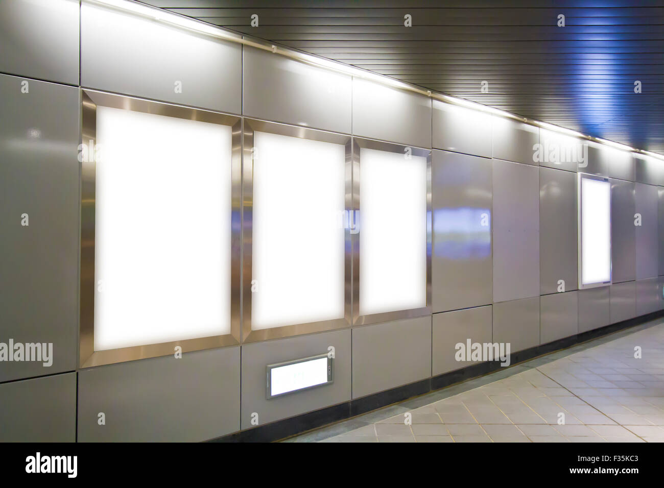 Leeren Plakatwand in u-Bahnstation (modernen öffentlichen Raum) Stockfoto