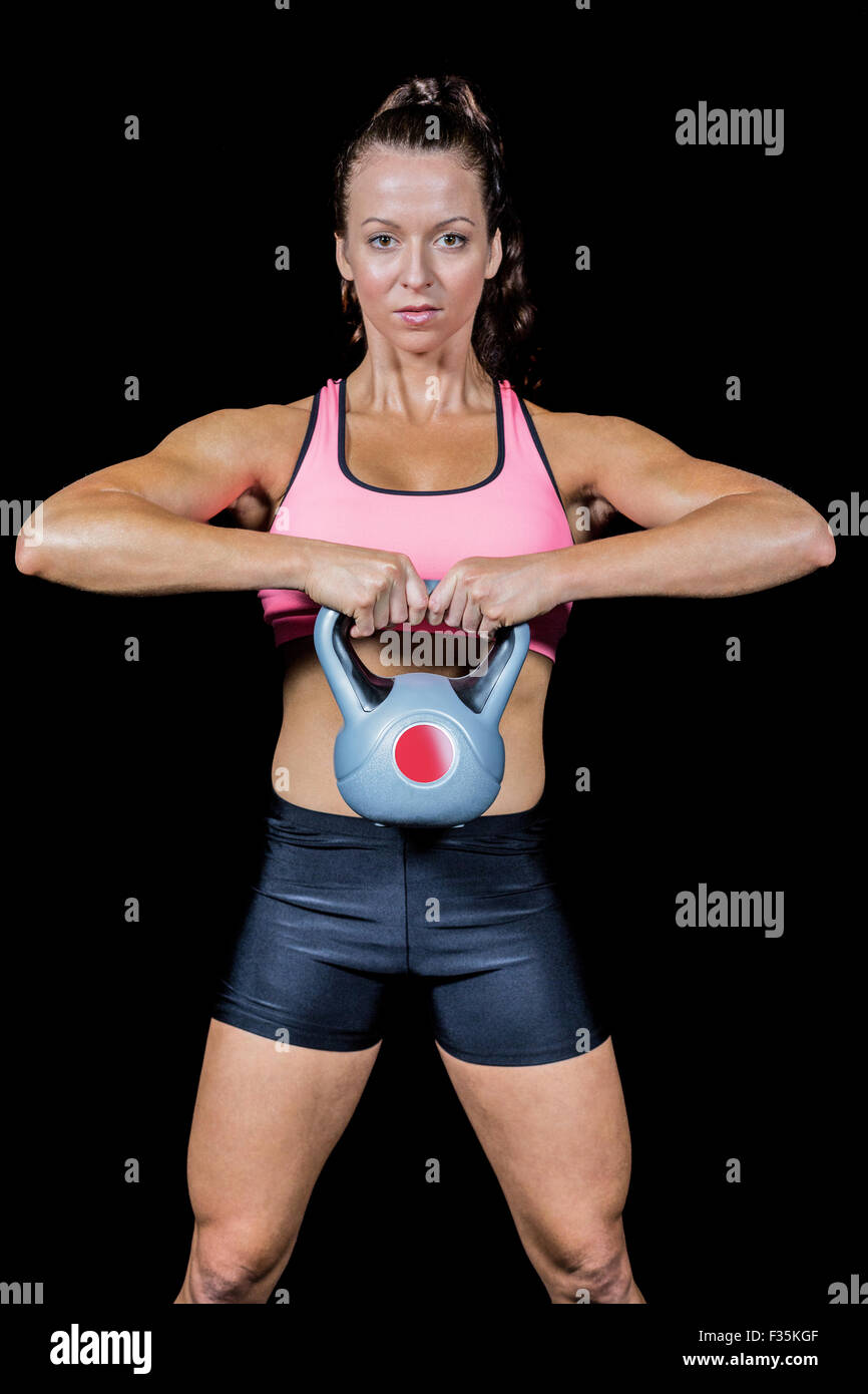 Porträt der selbstbewusste Frau, die das Training mit kettlebell Stockfoto