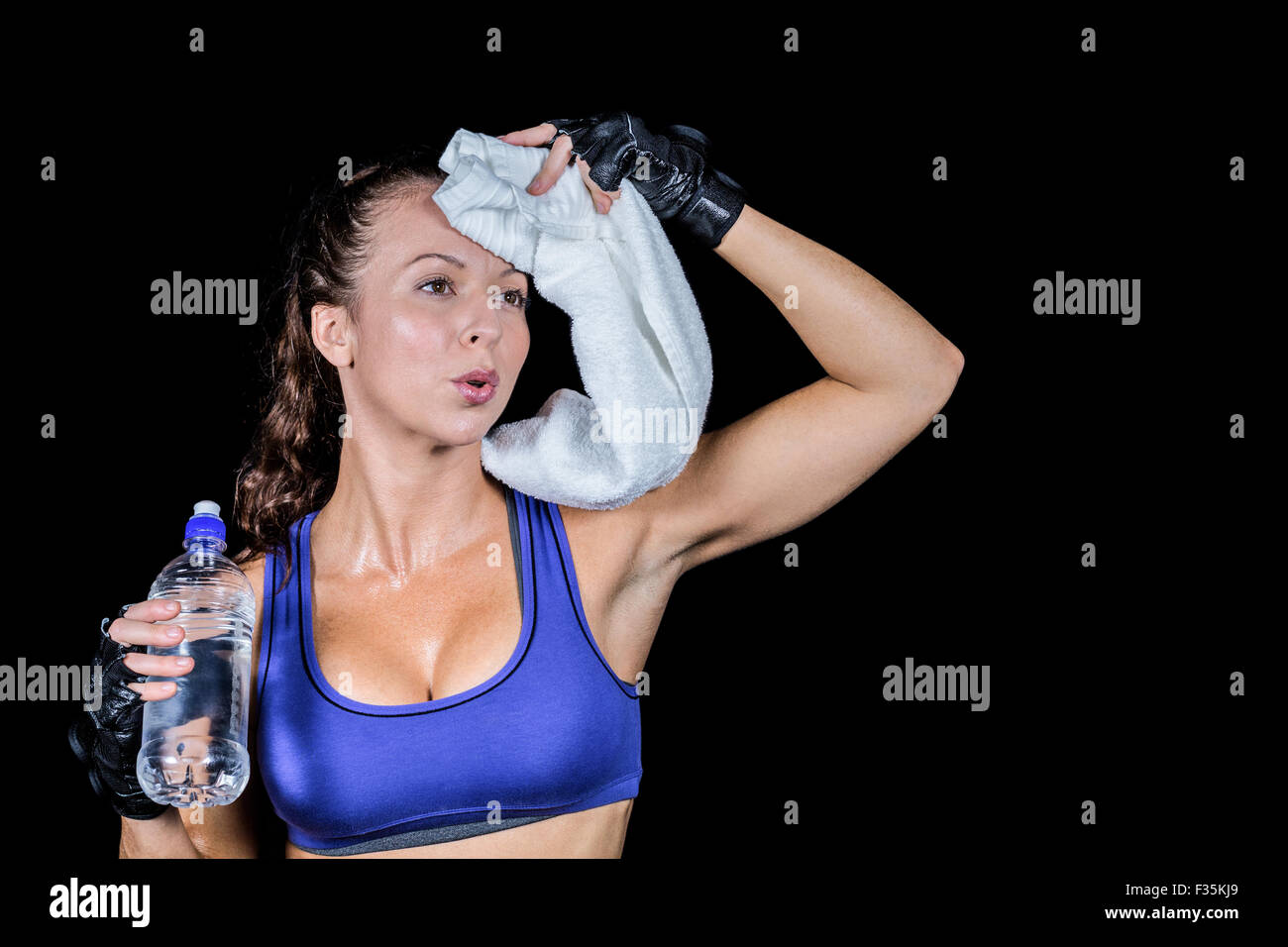 Müde Frau Schweiß abwischen, Wasserflasche mit gedrückter Stockfoto