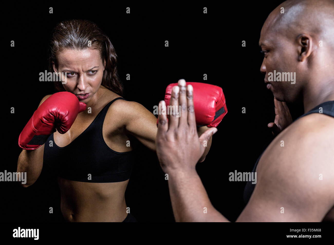 Boxerin üben mit trainer Stockfoto