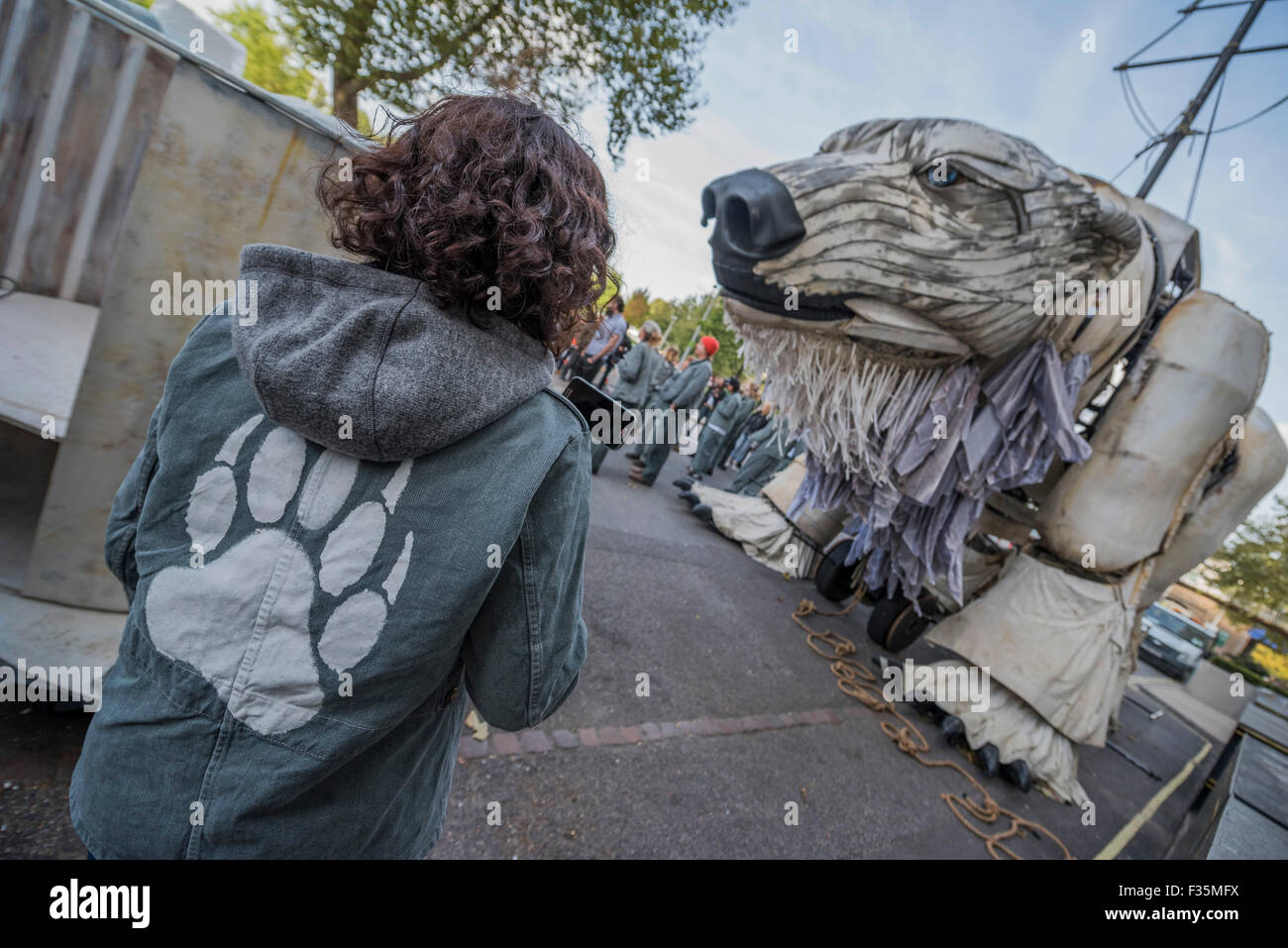 London, UK. 29. Sep, 2015. Emma Thompson und Greenpeace UK Executive Director John Sauven, liefern eine Feier Rede in Massen vor Shell Büros – in Reaktion auf die gestrige Ankündigung, der Anglo-holländischen Öl Major, Shell, die es aus arktischen Ölbohrungen zu ziehen war. Nach dem Gespräch, half Emma Freiwilligen Puppenspieler bewegen Sie Aurora der Doppeldecker-Bus Eisbär direkt vor der Haustür Shell Größe. Der Bär hat es für den letzten Monat gestanden, aus Protest gegen vorgeschlagene Arktis Shell Öl bohren. Bildnachweis: Guy Bell/Alamy Live-Nachrichten Stockfoto