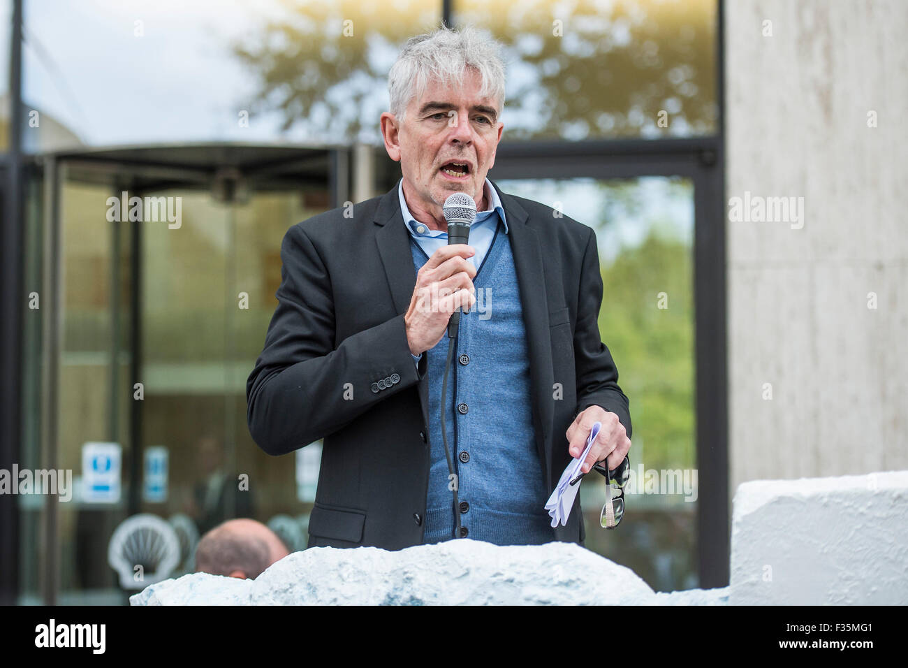 London, UK. 29. Sep, 2015. Emma Thompson und Greenpeace UK Executive Director John Sauven (Bild), liefern eine Feier Rede in Massen vor Shell Büros – in Reaktion auf die gestrige Ankündigung, der Anglo-holländischen Öl Major, Shell, die es aus arktischen Ölbohrungen zu ziehen war. Nach dem Gespräch, half Emma Freiwilligen Puppenspieler bewegen Sie Aurora der Doppeldecker-Bus Eisbär direkt vor der Haustür Shell Größe. Der Bär hat es für den letzten Monat gestanden, aus Protest gegen vorgeschlagene Arktis Shell Öl bohren. Bildnachweis: Guy Bell/Alamy Live-Nachrichten Stockfoto