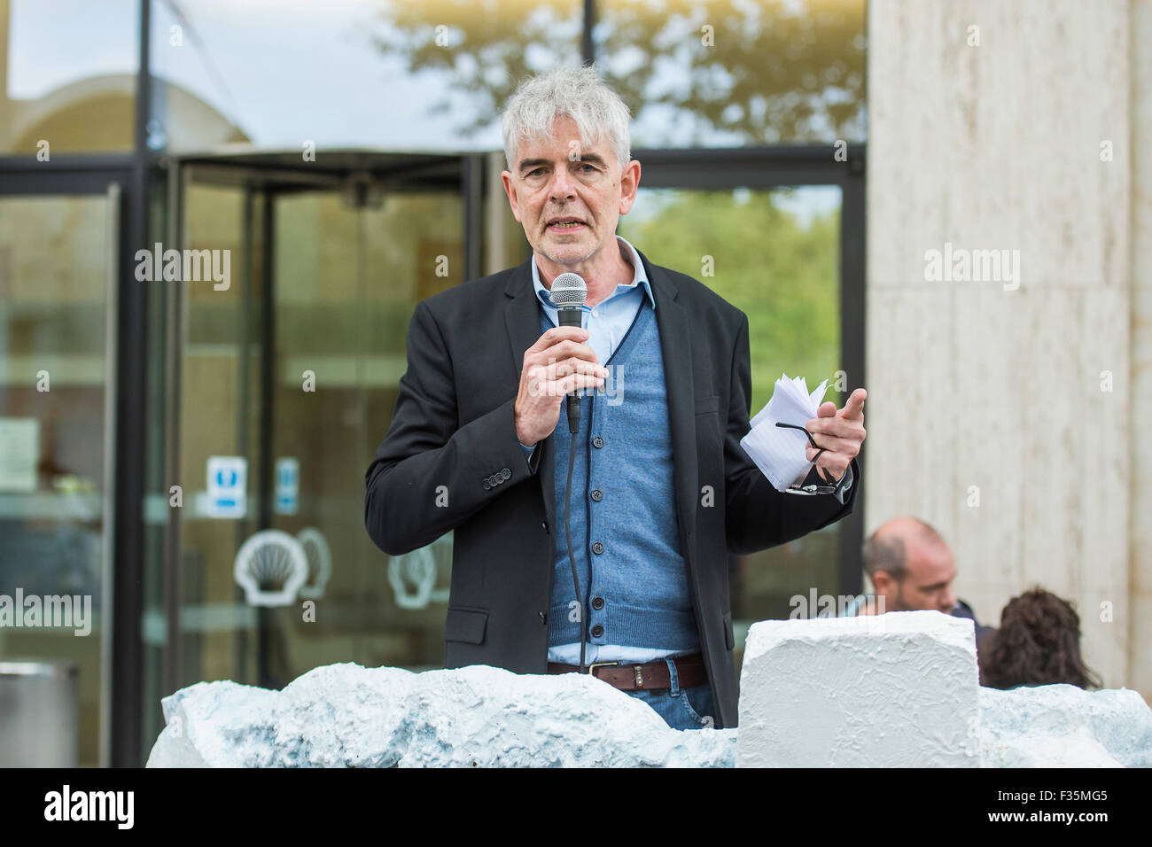 London, UK. 29. Sep, 2015. Emma Thompson und Greenpeace UK Executive Director John Sauven (Bild), liefern eine Feier Rede in Massen vor Shell Büros – in Reaktion auf die gestrige Ankündigung, der Anglo-holländischen Öl Major, Shell, die es aus arktischen Ölbohrungen zu ziehen war. Nach dem Gespräch, half Emma Freiwilligen Puppenspieler bewegen Sie Aurora der Doppeldecker-Bus Eisbär direkt vor der Haustür Shell Größe. Der Bär hat es für den letzten Monat gestanden, aus Protest gegen vorgeschlagene Arktis Shell Öl bohren. Bildnachweis: Guy Bell/Alamy Live-Nachrichten Stockfoto