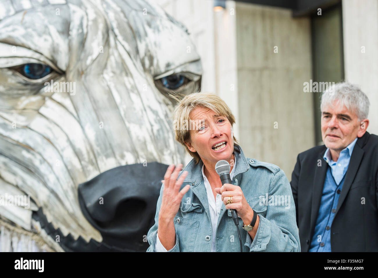 London, UK. 29. Sep, 2015. Emma Thompson und Greenpeace UK Executive Director John Sauven (beide im Bild), eine Feier Rede vor vor Shell Büros – in Reaktion auf die gestrige Ankündigung, Anglo-niederländischen Mineralölgesellschaft, Shell, die es Menschenmassen aus arktischen Ölbohrungen zog, liefern. Nach dem Gespräch, half Emma Freiwilligen Puppenspieler bewegen Sie Aurora der Doppeldecker-Bus Eisbär direkt vor der Haustür Shell Größe. Der Bär hat es für den letzten Monat gestanden, aus Protest gegen vorgeschlagene Arktis Shell Öl bohren. Bildnachweis: Guy Bell/Alamy Live-Nachrichten Stockfoto