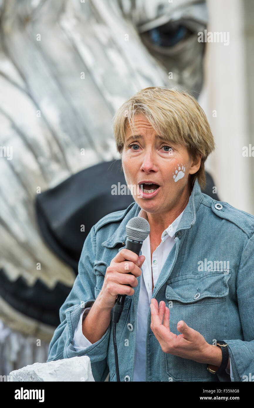 London, UK. 29. Sep, 2015. Emma Thompson (im Bild) und Greenpeace UK Executive Director John Sauven, liefern eine Feier Rede in Massen vor Shell Büros – in Reaktion auf die gestrige Ankündigung, der Anglo-holländischen Öl Major, Shell, die es aus arktischen Ölbohrungen zu ziehen war. Nach dem Gespräch, half Emma Freiwilligen Puppenspieler bewegen Sie Aurora der Doppeldecker-Bus Eisbär direkt vor der Haustür Shell Größe. Der Bär hat es für den letzten Monat gestanden, aus Protest gegen vorgeschlagene Arktis Shell Öl bohren. Bildnachweis: Guy Bell/Alamy Live-Nachrichten Stockfoto