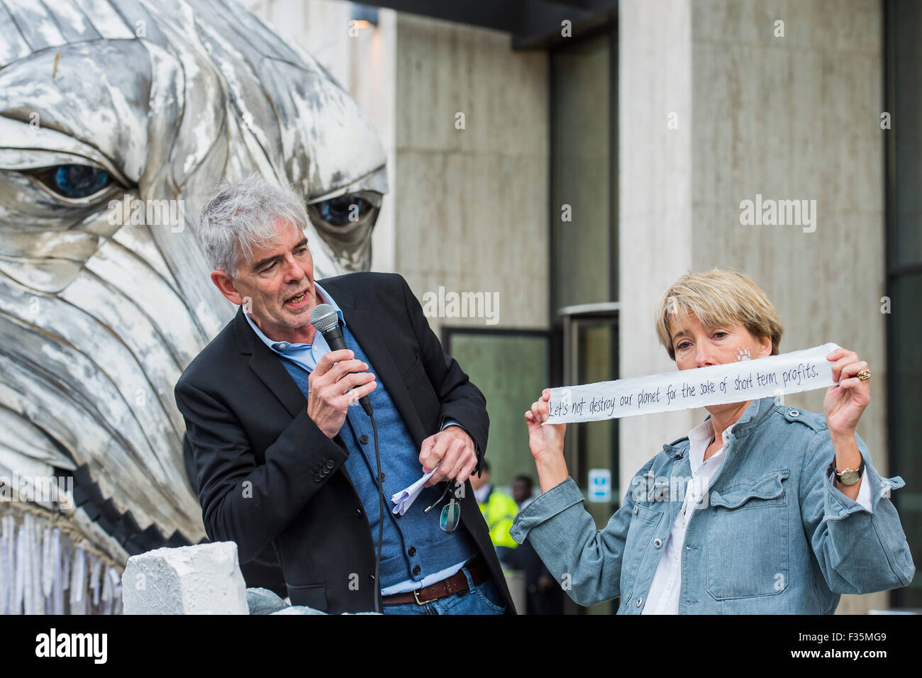 London, UK. 29. Sep, 2015. Emma Thompson und Greenpeace UK Executive Director John Sauven (beide im Bild), eine Feier Rede vor vor Shell Büros – in Reaktion auf die gestrige Ankündigung, Anglo-niederländischen Mineralölgesellschaft, Shell, die es Menschenmassen aus arktischen Ölbohrungen zog, liefern. Nach dem Gespräch, half Emma Freiwilligen Puppenspieler bewegen Sie Aurora der Doppeldecker-Bus Eisbär direkt vor der Haustür Shell Größe. Der Bär hat es für den letzten Monat gestanden, aus Protest gegen vorgeschlagene Arktis Shell Öl bohren. Bildnachweis: Guy Bell/Alamy Live-Nachrichten Stockfoto