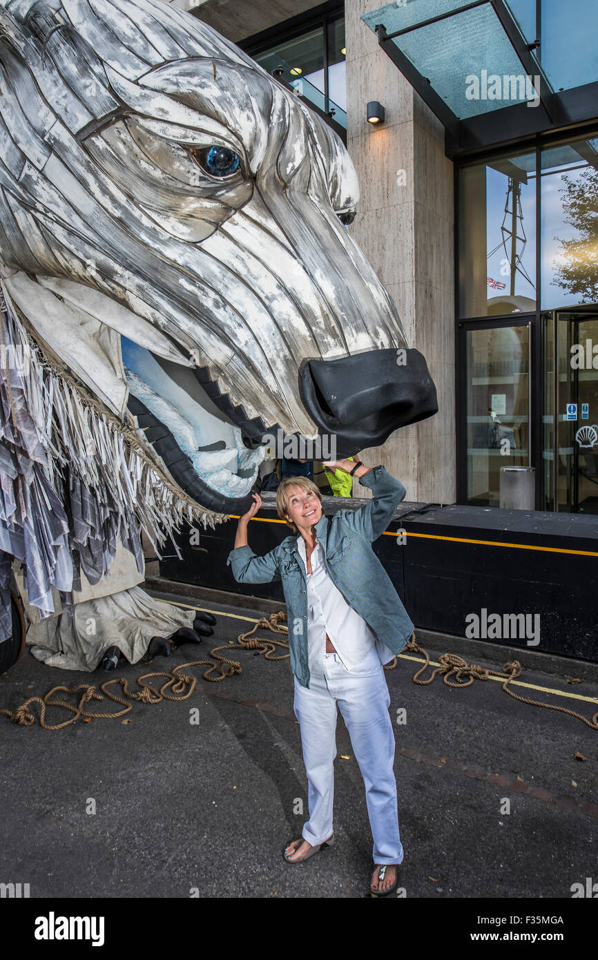 London, UK. 29. Sep, 2015. Emma Thompson (im Bild) und Greenpeace UK Executive Director John Sauven, liefern eine Feier Rede in Massen vor Shell Büros – in Reaktion auf die gestrige Ankündigung, der Anglo-holländischen Öl Major, Shell, die es aus arktischen Ölbohrungen zu ziehen war. Nach dem Gespräch, half Emma Freiwilligen Puppenspieler bewegen Sie Aurora der Doppeldecker-Bus Eisbär direkt vor der Haustür Shell Größe. Der Bär hat es für den letzten Monat gestanden, aus Protest gegen vorgeschlagene Arktis Shell Öl bohren. Bildnachweis: Guy Bell/Alamy Live-Nachrichten Stockfoto