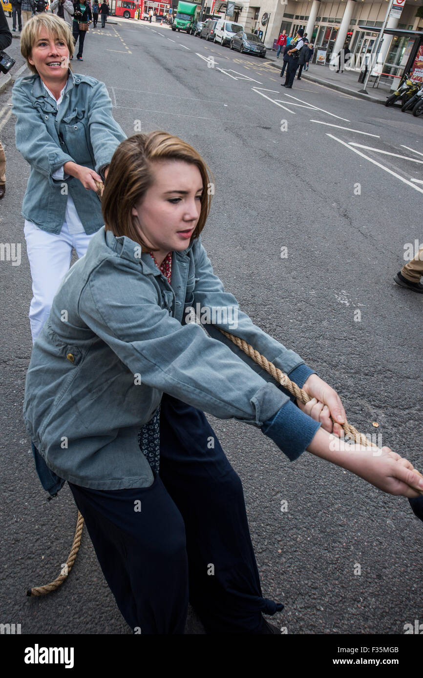 London, UK. 29. Sep, 2015. Emma Thompson (im Bild mit ihrer Tochter Aurora ziehen) und Greenpeace UK Executive Director John Sauven, liefern eine Feier Rede in Massen vor Shell Büros – in Reaktion auf die gestrige Ankündigung, der Anglo-holländischen Öl Major, Shell, die es aus arktischen Ölbohrungen zu ziehen war. Nach dem Gespräch, half Emma Freiwilligen Puppenspieler bewegen Sie Aurora der Doppeldecker-Bus Eisbär direkt vor der Haustür Shell Größe. Der Bär hat es für den letzten Monat gestanden, aus Protest gegen vorgeschlagene Arktis Shell Öl bohren. Bildnachweis: Guy Bell/Alamy Live Ne Stockfoto