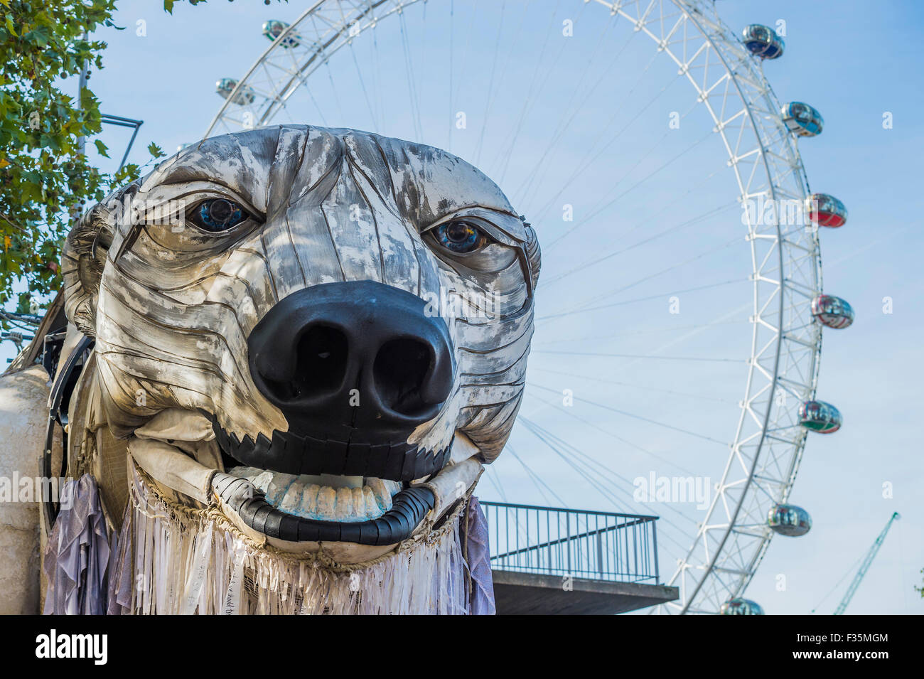 London, UK. 29. Sep, 2015. Aurora ist zum letzten Mal - Emma Thompson, weggezogen und Greenpeace UK Executive Director John Sauven, liefern eine Feier Rede in Massen vor Shell Büros – in Reaktion auf die gestrige Ankündigung, der Anglo-holländischen Öl Major, Shell, die es aus arktischen Ölbohrungen zu ziehen war. Nach dem Gespräch, half Emma Freiwilligen Puppenspieler bewegen Sie Aurora der Doppeldecker-Bus Eisbär direkt vor der Haustür Shell Größe. Der Bär hat es für den letzten Monat gestanden, aus Protest gegen vorgeschlagene Arktis Shell Öl bohren. Bildnachweis: Guy Bell/Alamy Live neu Stockfoto