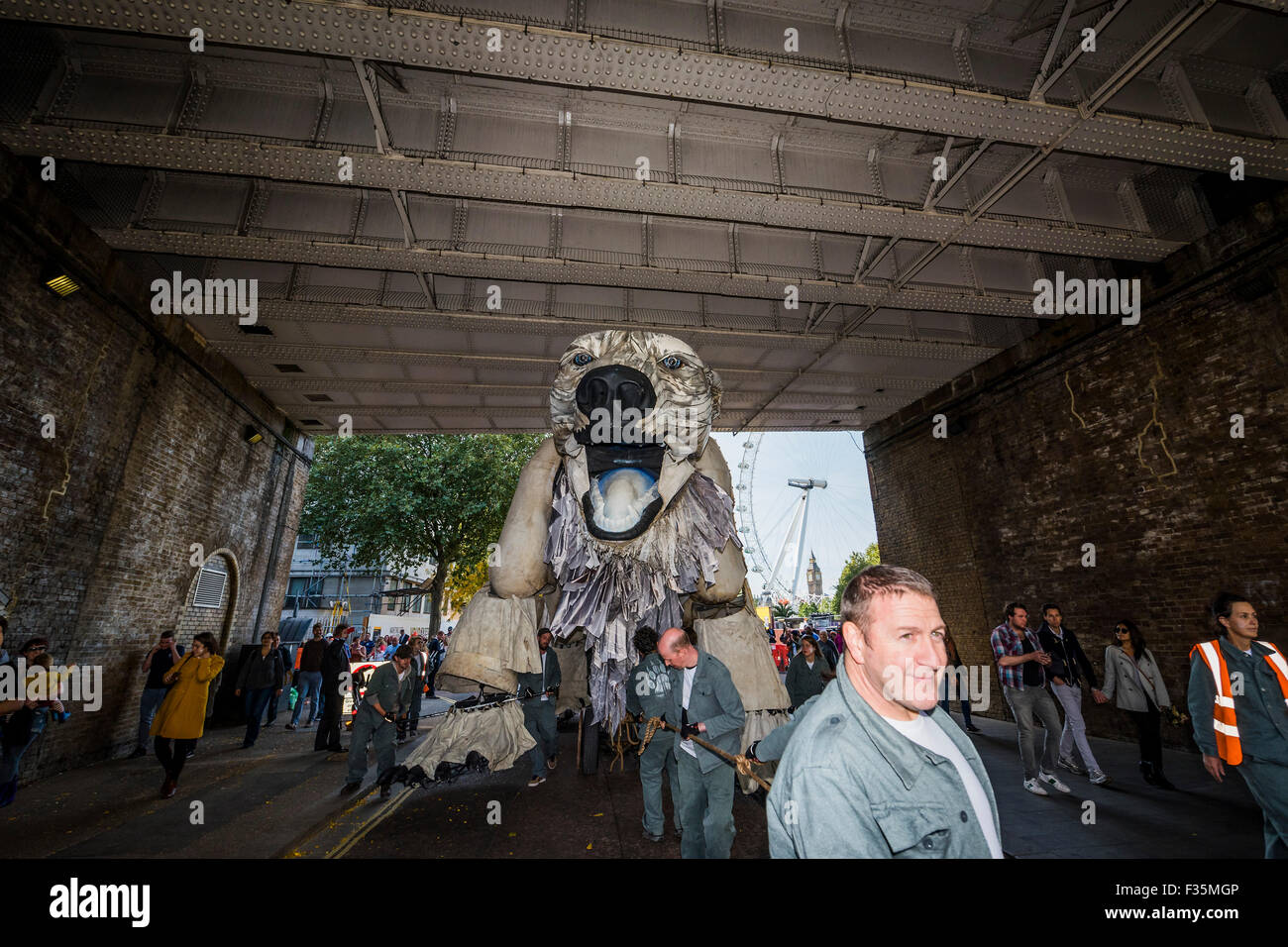 London, UK. 29. Sep, 2015. Aurora ist zum letzten Mal - Emma Thompson, weggezogen und Greenpeace UK Executive Director John Sauven, liefern eine Feier Rede in Massen vor Shell Büros – in Reaktion auf die gestrige Ankündigung, der Anglo-holländischen Öl Major, Shell, die es aus arktischen Ölbohrungen zu ziehen war. Nach dem Gespräch, half Emma Freiwilligen Puppenspieler bewegen Sie Aurora der Doppeldecker-Bus Eisbär direkt vor der Haustür Shell Größe. Der Bär hat es für den letzten Monat gestanden, aus Protest gegen vorgeschlagene Arktis Shell Öl bohren. Bildnachweis: Guy Bell/Alamy Live neu Stockfoto