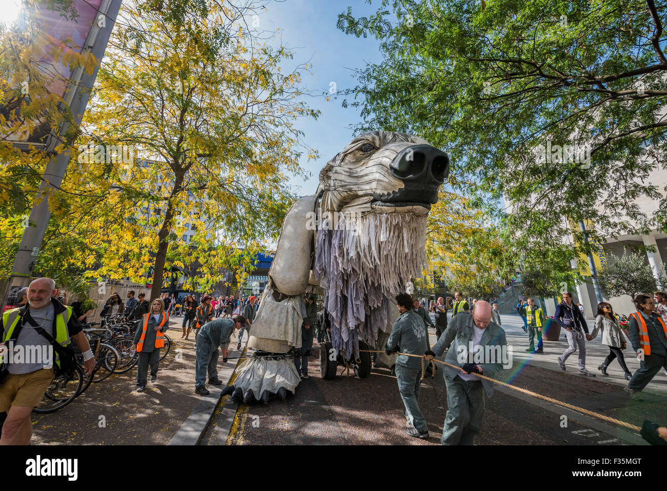 London, UK. 29. Sep, 2015. Aurora ist zum letzten Mal - Emma Thompson, weggezogen und Greenpeace UK Executive Director John Sauven, liefern eine Feier Rede in Massen vor Shell Büros – in Reaktion auf die gestrige Ankündigung, der Anglo-holländischen Öl Major, Shell, die es aus arktischen Ölbohrungen zu ziehen war. Nach dem Gespräch, half Emma Freiwilligen Puppenspieler bewegen Sie Aurora der Doppeldecker-Bus Eisbär direkt vor der Haustür Shell Größe. Der Bär hat es für den letzten Monat gestanden, aus Protest gegen vorgeschlagene Arktis Shell Öl bohren. Bildnachweis: Guy Bell/Alamy Live neu Stockfoto