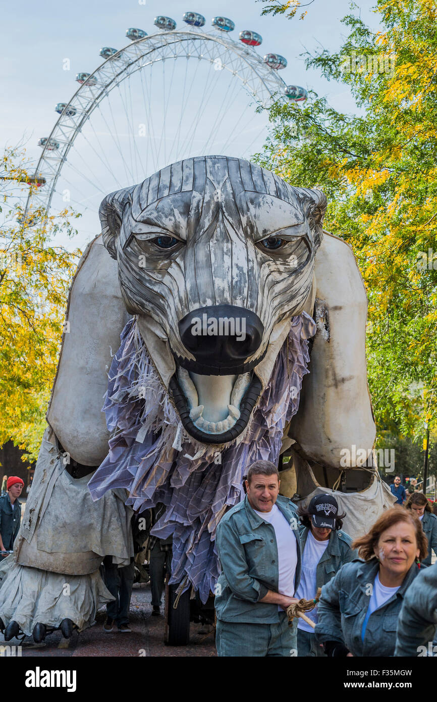 London, UK. 29. Sep, 2015. Aurora ist zum letzten Mal - Emma Thompson, weggezogen und Greenpeace UK Executive Director John Sauven, liefern eine Feier Rede in Massen vor Shell Büros – in Reaktion auf die gestrige Ankündigung, der Anglo-holländischen Öl Major, Shell, die es aus arktischen Ölbohrungen zu ziehen war. Nach dem Gespräch, half Emma Freiwilligen Puppenspieler bewegen Sie Aurora der Doppeldecker-Bus Eisbär direkt vor der Haustür Shell Größe. Der Bär hat es für den letzten Monat gestanden, aus Protest gegen vorgeschlagene Arktis Shell Öl bohren. Bildnachweis: Guy Bell/Alamy Live neu Stockfoto