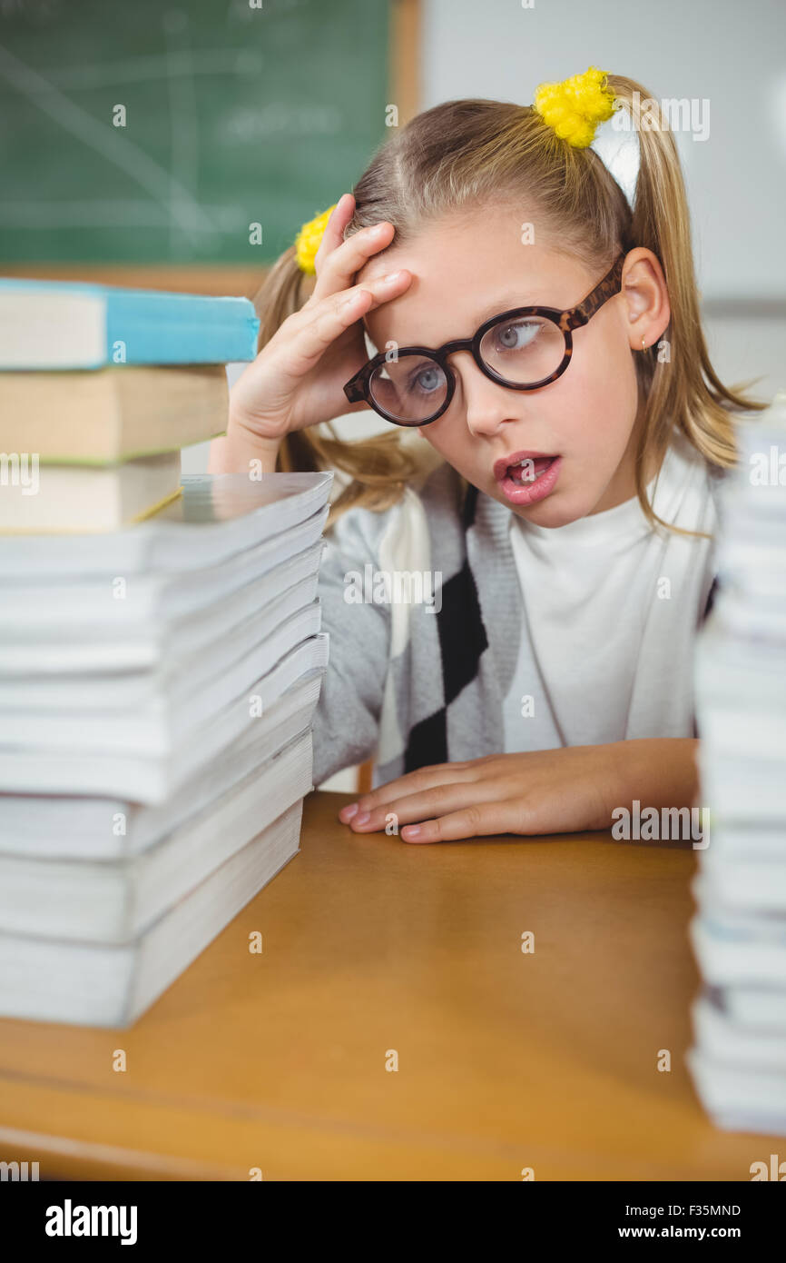 Überfordert Schüler zwischen Stapel Bücher auf ihrem ...