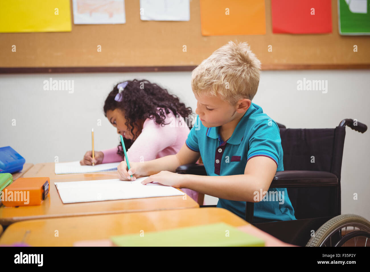 Lächelnd Schüler sitzen im Rollstuhl Stockfoto