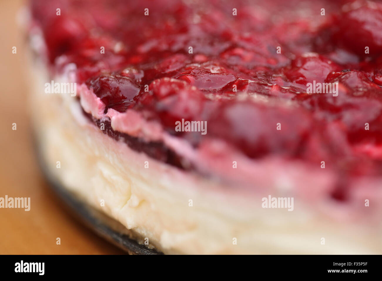 Hausgemachte rustikale Käsekuchen mit Waldbeeren auf Holztisch. Stockfoto