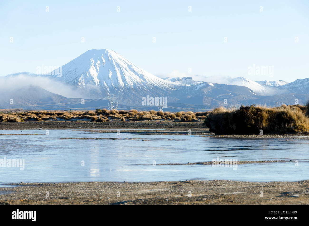 Mount Ngaruhoe spiegelt sich im gefrorenen See, Tongariro Nationalpark, Nordinsel, Neuseeland Stockfoto