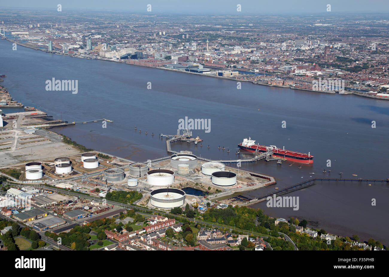 Luftaufnahme des Tranmere Oil Terminal auf Wirral auf den Fluss Mersey, UK Stockfoto