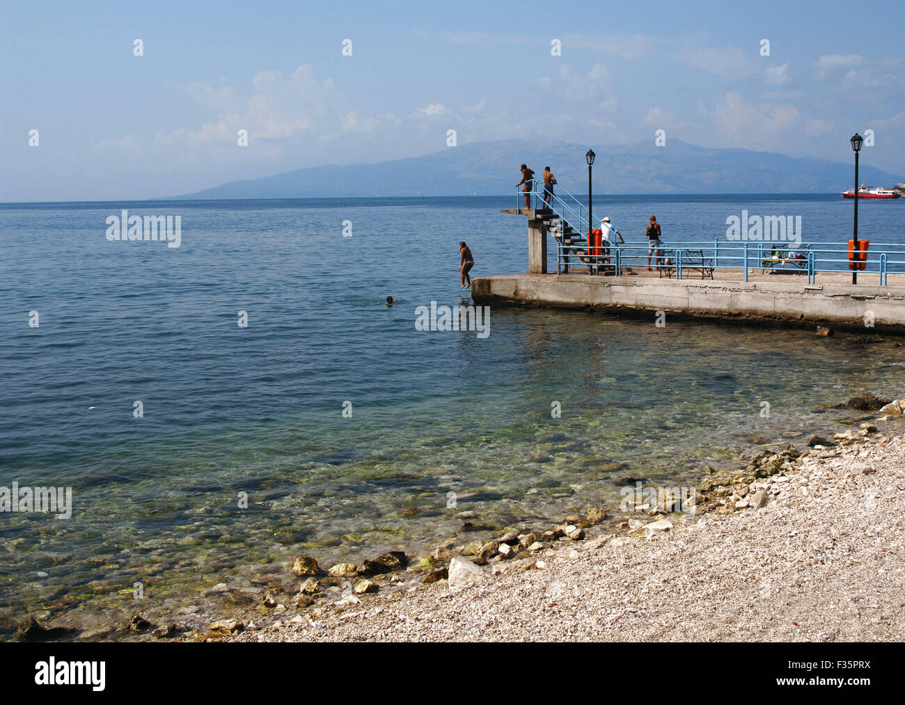 Albanien. Saranda. Strand und Badegäste. Stockfoto