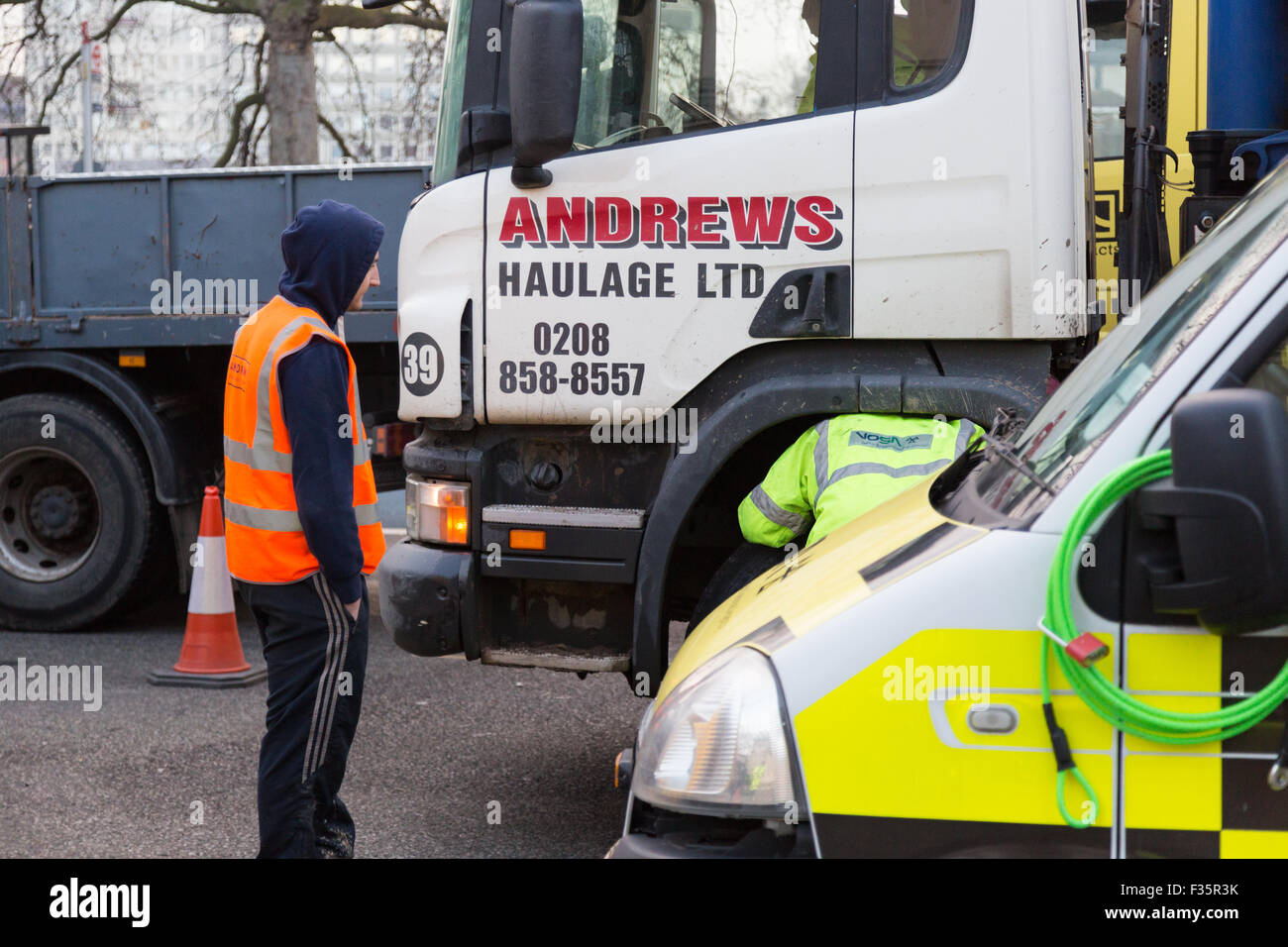 Transport für London LKW Task Force eingerichtet, einen Checkpoint um sicherzustellen, dass schwere Güter Fahrzeug in London Sicherheit Requ entsprechen Stockfoto