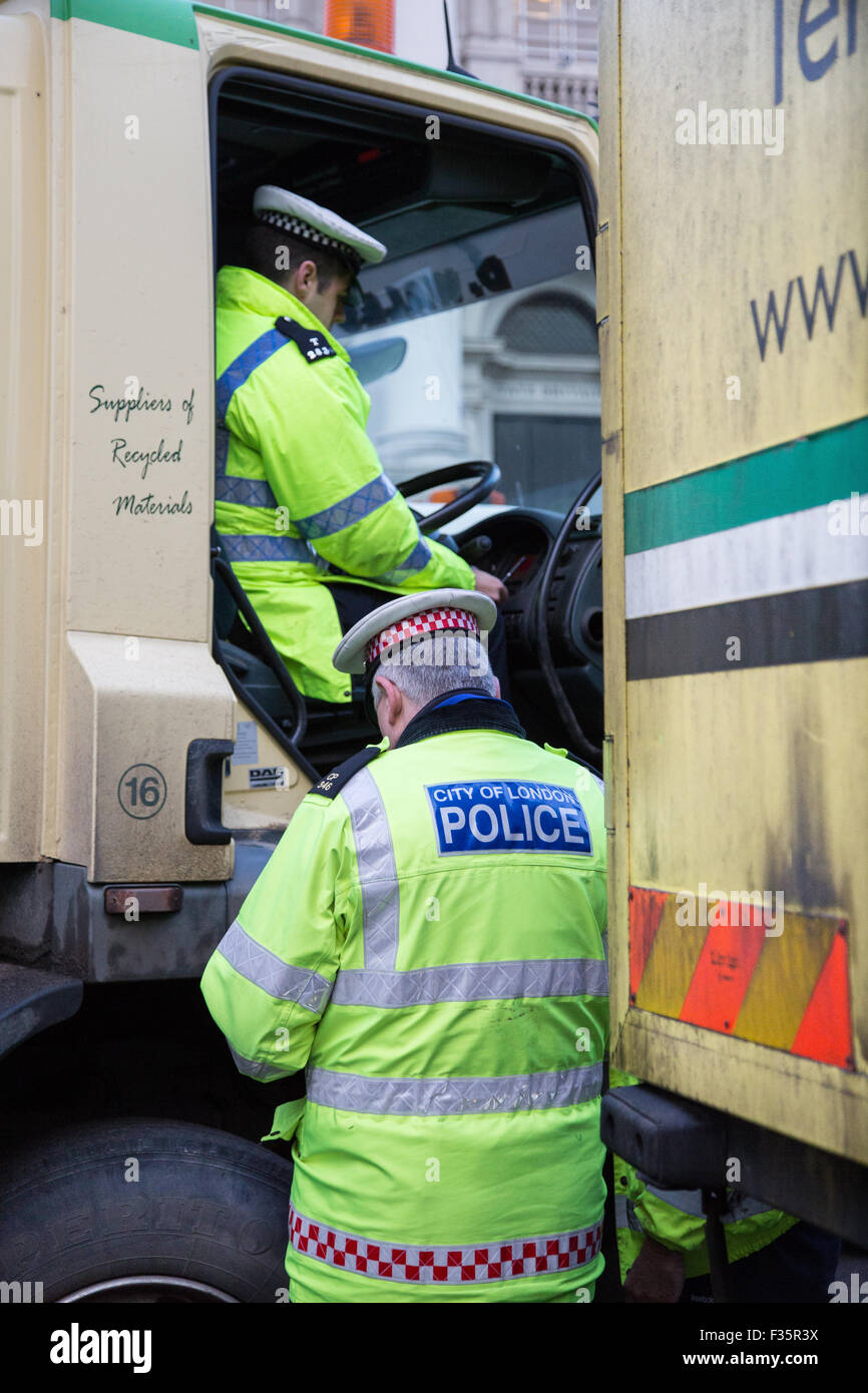 Transport für London LKW Task Force eingerichtet, einen Checkpoint um sicherzustellen, dass schwere Güter Fahrzeug in London Sicherheit Requ entsprechen Stockfoto