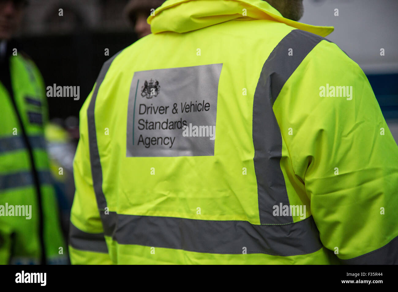 Transport für London LKW Task Force eingerichtet, einen Checkpoint um sicherzustellen, dass schwere Güter Fahrzeug in London Sicherheit Requ entsprechen Stockfoto