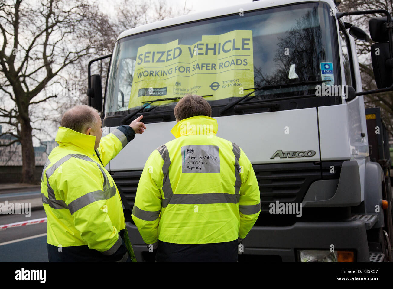 Transport für London LKW Task Force eingerichtet, einen Checkpoint um sicherzustellen, dass schwere Güter Fahrzeug in London Sicherheit Requ entsprechen Stockfoto