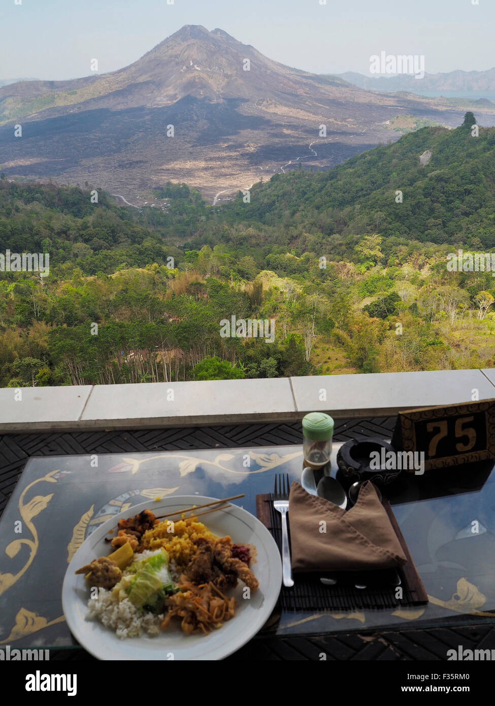 Mittagessen mit einem herrlichen Blick auf Mount Kintamani auf Bali. Stockfoto