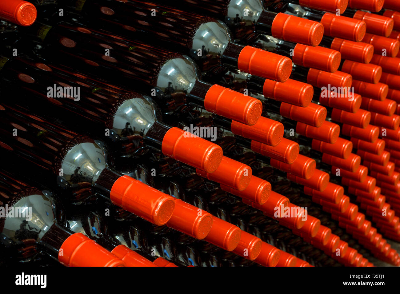 Flasche Rotwein, in einem Keller gelagert Stockfoto