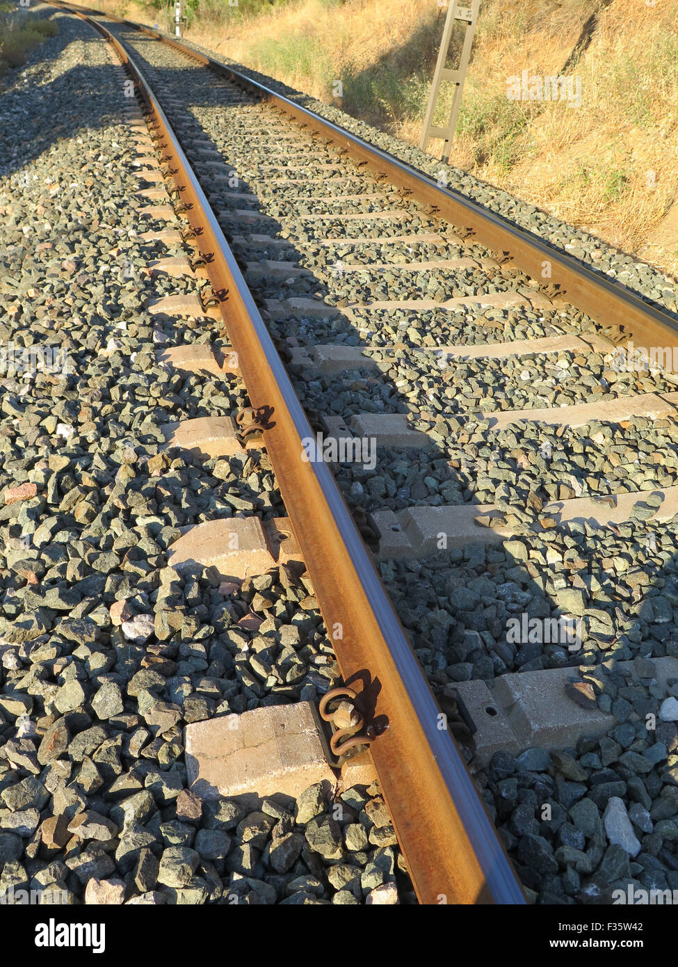 Die Bahn im Ballastwasser auf lokale Linie zwischen Alora und Málaga, Andalusien Stockfoto