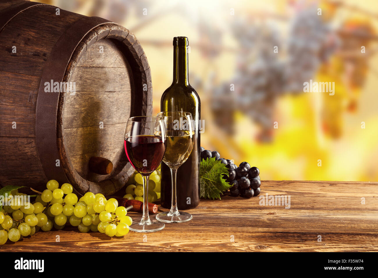 Roten und weißen Wein Flasche und Glas auf Wodden keg Stockfoto