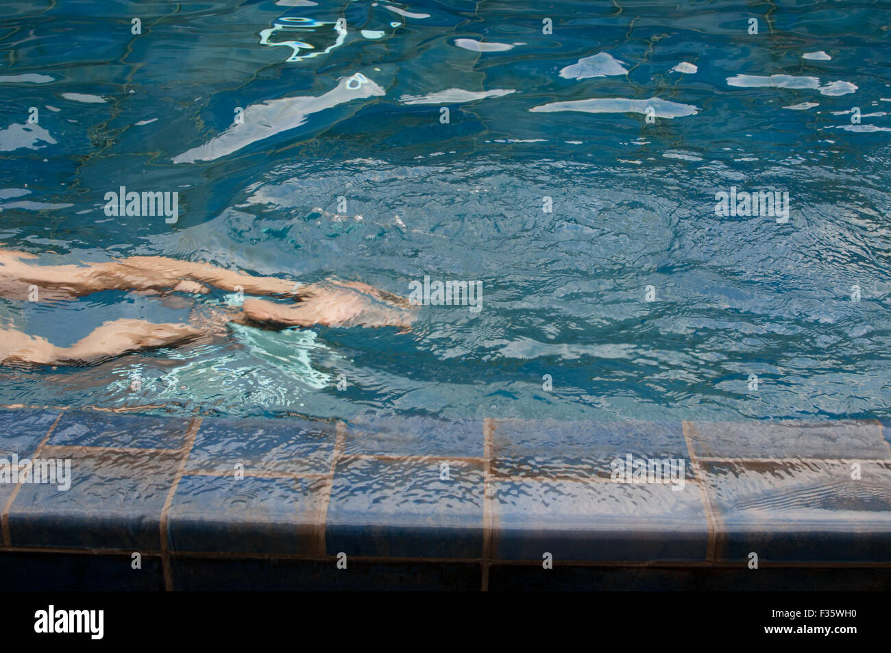 Beine-Schwimmbad Stockfoto