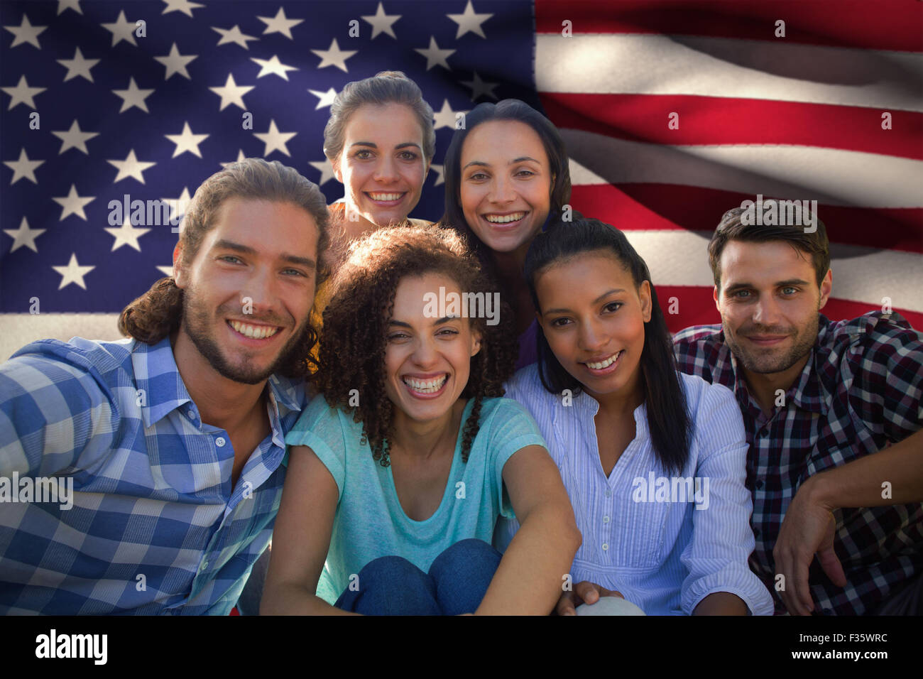 Zusammengesetztes Bild des Lächelns Freunden im park Stockfoto