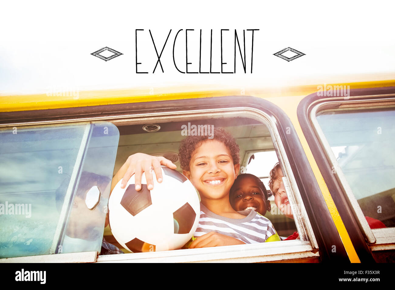 Ausgezeichnet! gegen nette Schüler lächelnd in die Kamera im Schulbus Stockfoto