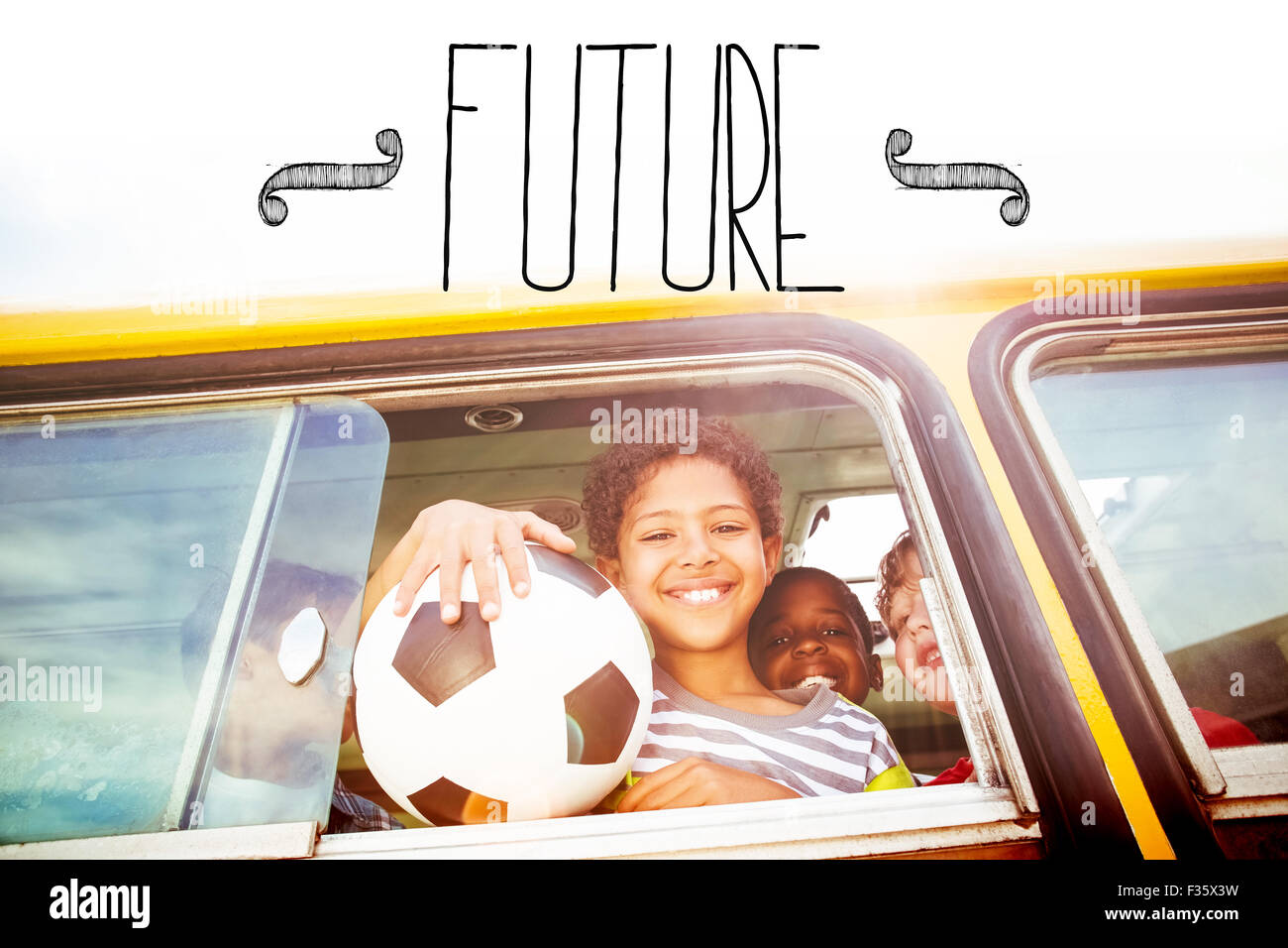 Zukunft gegen niedlichen Schülerinnen lächelnd in die Kamera im Schulbus Stockfoto