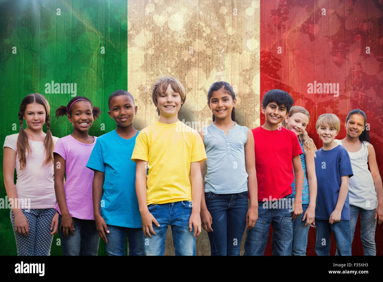 Zusammengesetztes Bild der happy Friends spielen im park Stockfoto