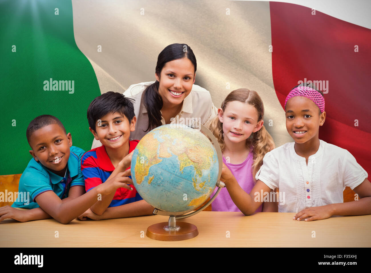 Zusammengesetztes Bild der niedlichen Schüler und Lehrer im Globe in Bibliothek suchen Stockfoto