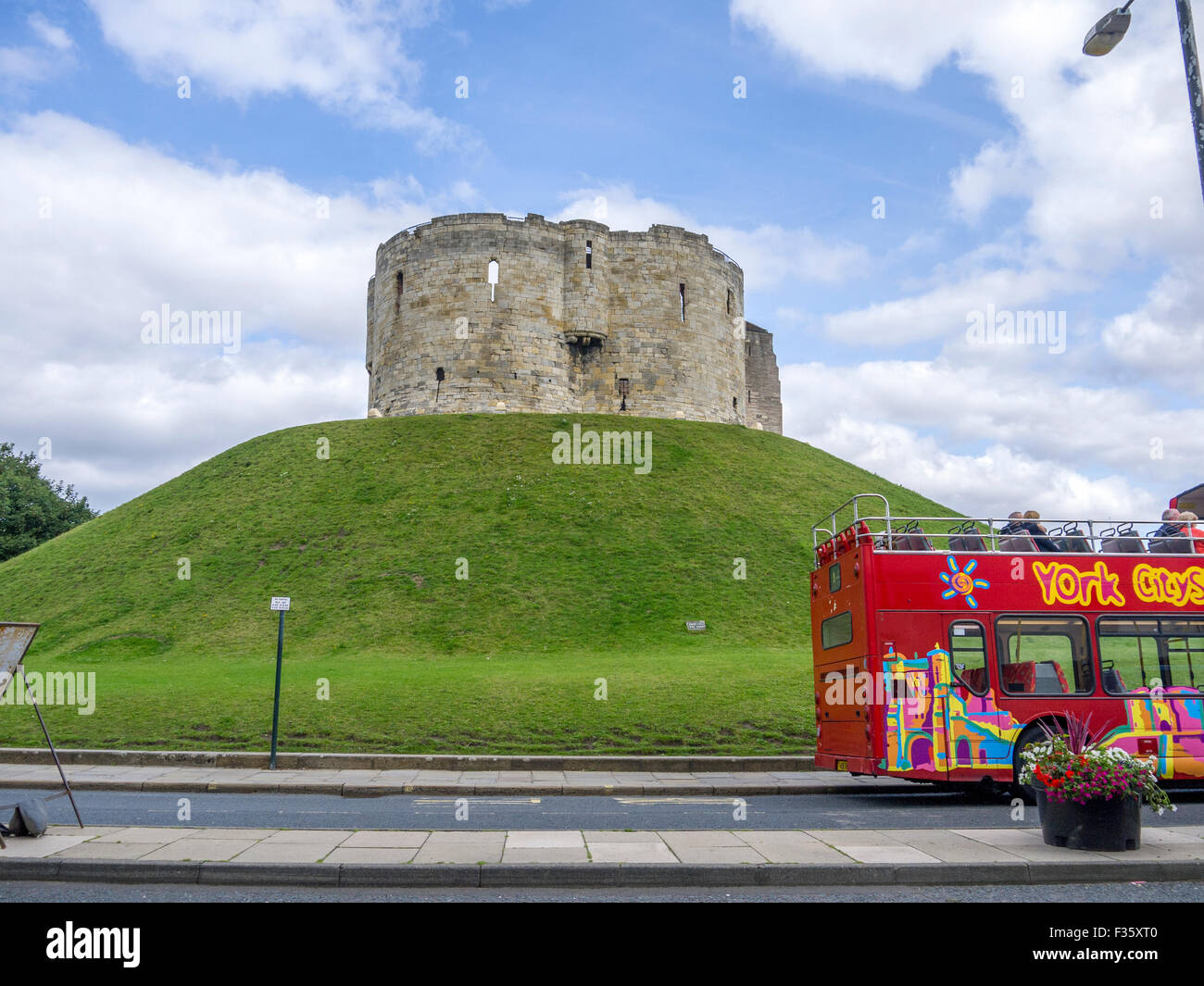 Tourbus geht übergeben Cliffords Turm in York Stockfoto